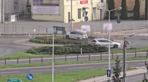 Gniezno. Kierowca wjechał na środek ronda