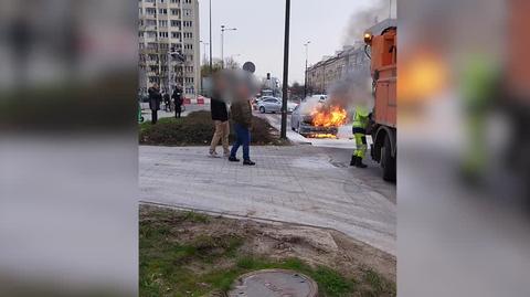 Auto zapaliło się na rogu Czerniakowskiej i Wojskowej Służby Kobiet (Warszawa)