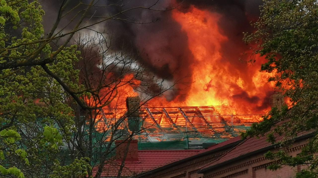 Zabytkowe budynki akademii stanęły w ogniu. Prokuratura ustaliła, dlaczego