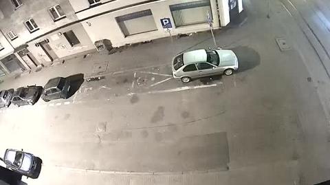 Motocyklista wjechał w zaparkowane samochody w Grudziądzu (30