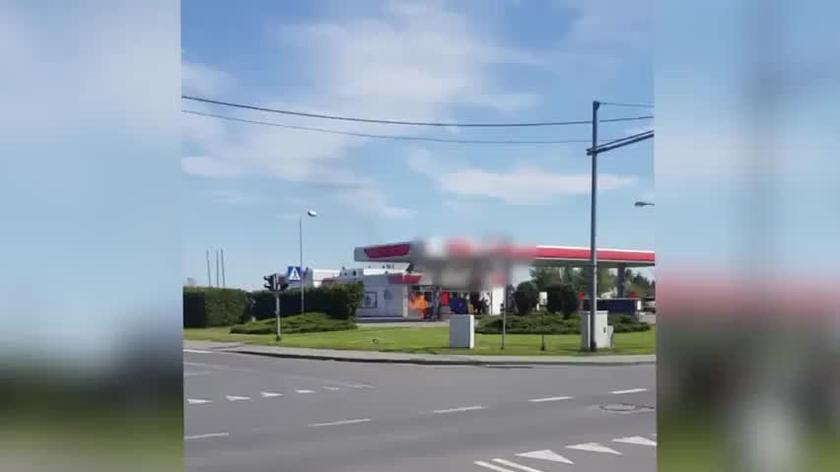 Płonie auto na stacji benzynowej w Luboniu