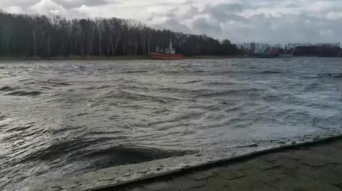 Kuter rybacki zerwał się z cumy i dryfował w stronę mostu zwodzonego