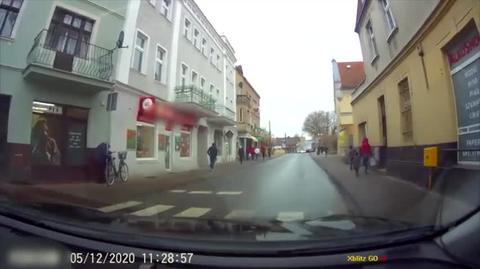Dziecko w wózku przewraca się na ulicę