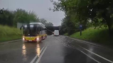 Ulica Dźwigowa w Warszawie jak zwykle zalana