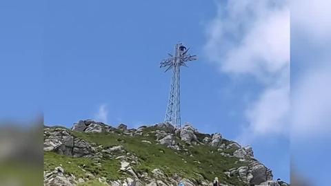 Turysta wdrapał się na krzyż na Giewoncie