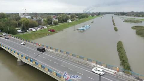 Ogromny konar zagrażał zerwaniem się 450-tonowej barki