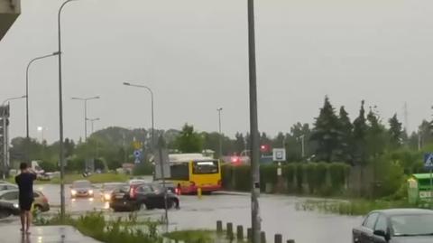 Zalana ulica Skoroszewska na Ursusie w Warszawie