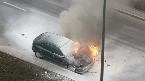 Auto zapaliło się na rogu Czerniakowskiej i Wojskowej Służby Kobiet (Warszawa)