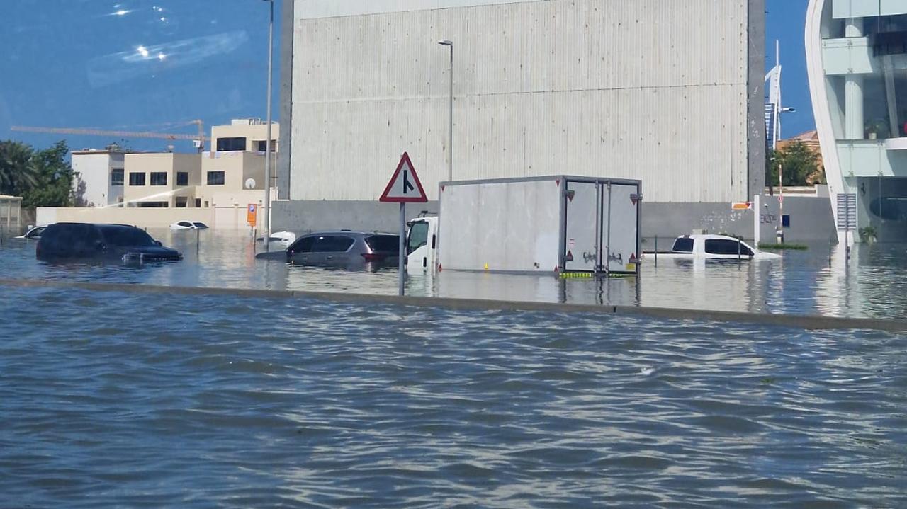 Dubai.  Inondation.  “Les écoles et les bureaux sont fermés.”  Rapports des Polonais de Dubaï inondé