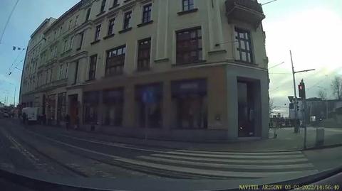 Środkiem drogi z walizką w centrum Wrocławia