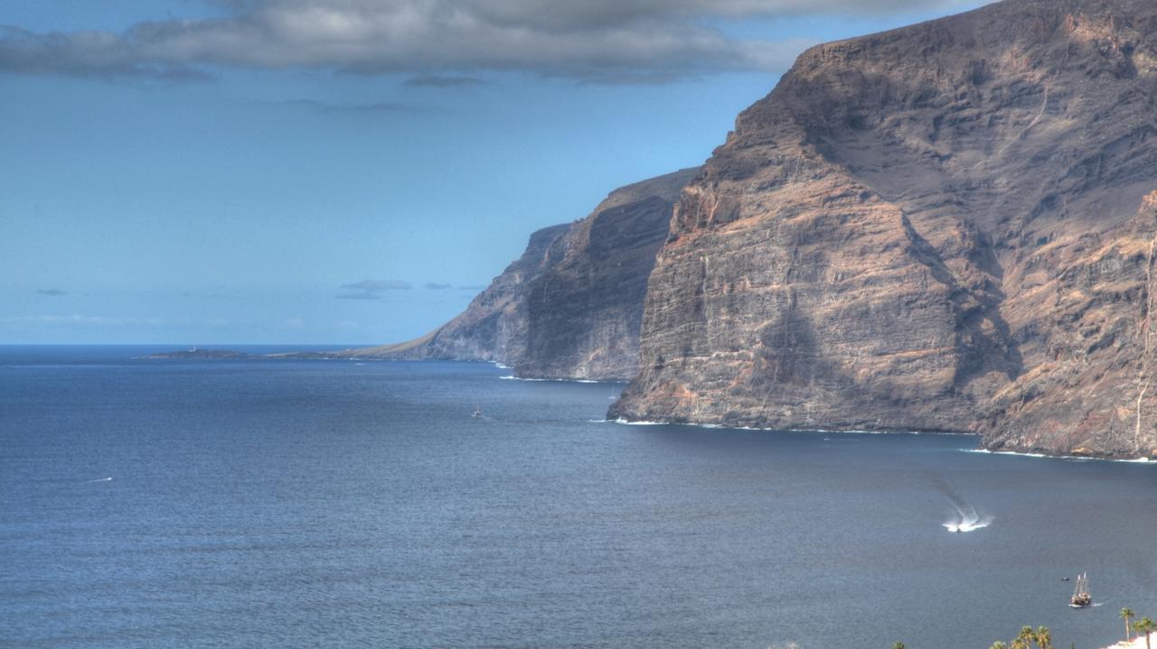 Potężne fale na hiszpańskiej wyspie. Trzy osoby nie żyją, kilkanaście rannych