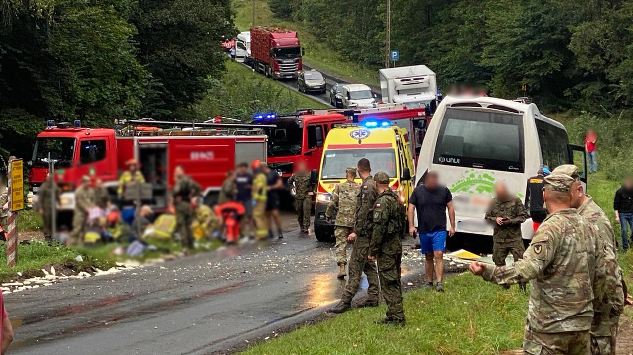 Zderzenie Pks Z Młodzieżą I Ciężarówki Zmarł Kierowca Autobusu 7034