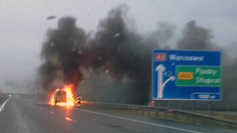 Płonące auto na autostradzie A2
