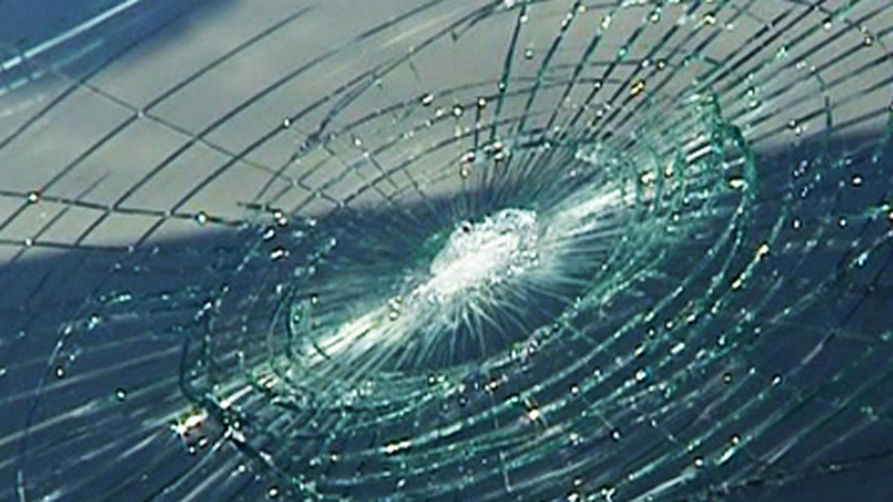 Sędzia zamknęła 85-letnią matkę w samochodzie. Policjanci musieli wybić szybę