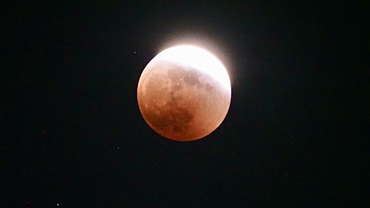 Krwawy Księżyc na niebie. Rozpoczęło się zaćmienie